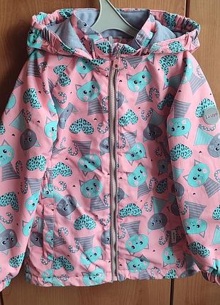 Демісезонна куртка для дівчинки з котиками.