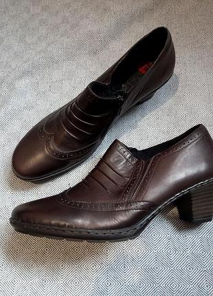 Жіночі утеплені шкіряні ботільони - туфлі на маленьких підборах.