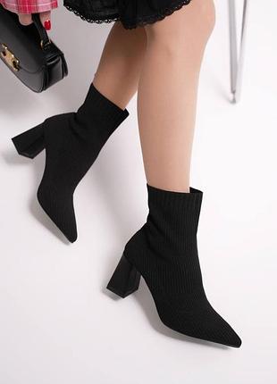Стрейчевые ботильоны на удобном каблуке без замка