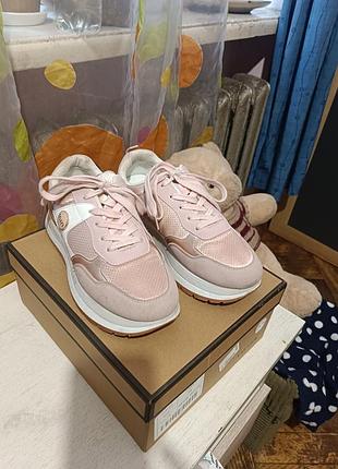 Очень модные кроссовки, купленные в итальялии, одевала 2 р, закрученные, 38 р