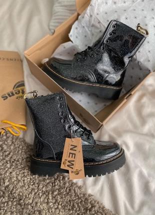 Ботинки с мехом dr. martens jadon galaxy на платформе из лаковой кожи4 фото