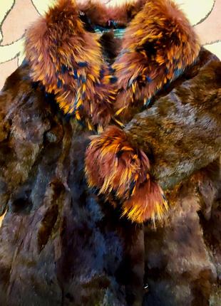 Шуба натуральная "тименица" кроличья с воротником енота. длинная.