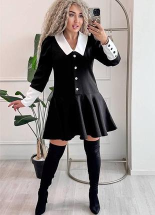 Короткое платье на пуговицах с контрастным воротником и высокими манжетами