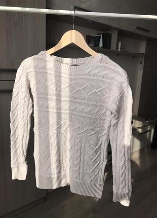 Жіночий вʼязаний светр із розрізами збоку