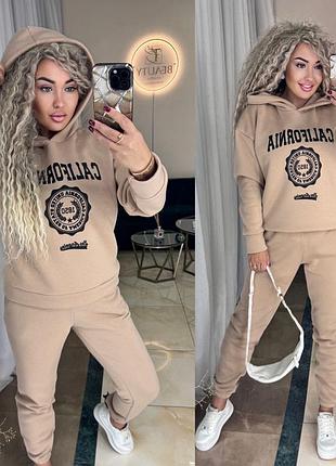 Крутий жіночий спортивний костюм з тринитки на флісі кофта худі з глибоким капюшоном та принтом спереду і штани джогери вільного крою на манжетах