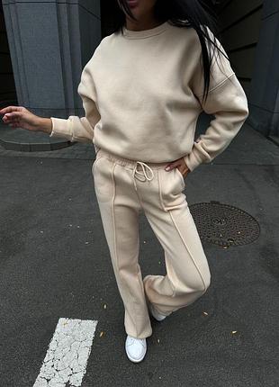 Теплий жіночий спортивний костюм із тринитки на флісі світшот вільного крою на манжетах та штани палаццо вільного крою на резинці зі шнурком