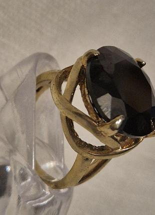 Каблучка золотого кольору з темно синім каменем (18)