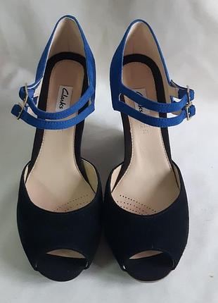 Clarks босоножки замшевые на танкетке