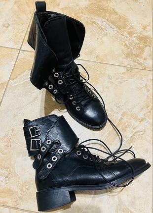 Жіночі zara сапожки є дефект в середені є на фото