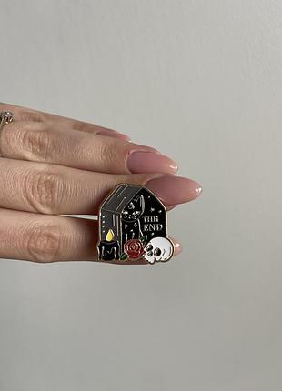 Пін значок металевий брошка «the end» — пін значок з труною, черепом і трояндою  halloween хелловін геловін