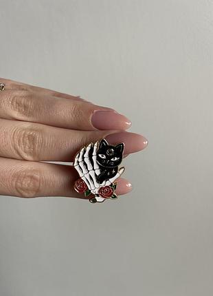 Пін значок металевий брошка кіт «зберігаю твою душу» — пін значок з котиком у скелетних руках