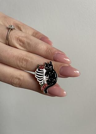 Пін значок металевий брошка кіт ребра «у спокої» — пін значок з котиком на скелетних руках halloween хелловін геловін