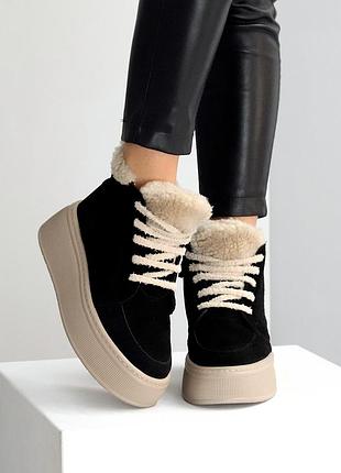 Чорні спортивні зимові замшеві черевики на бежевій платформі