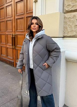 Тепла жіноча зимова куртка із плащівки утеплена з високим коміром та капюшоном на блискавці з глибокими кишенями прямого крою