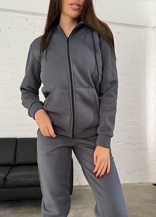 Теплий жіночий спортивний костюм з якісної тринитки на флісі зіп худі на блискавці утеплений хутром у вигляді жилетки та штани джогери вільного крою