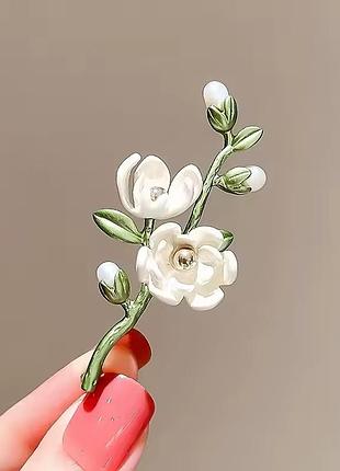 Брошка ніжна квіткова