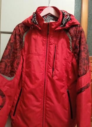 Яркая молодёжная куртка