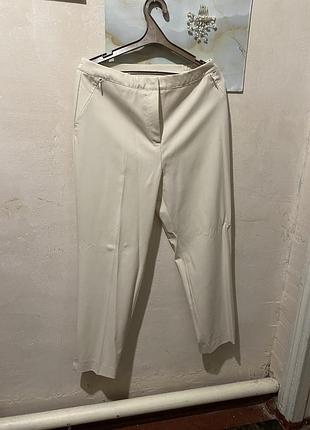 Білі прямі брюки