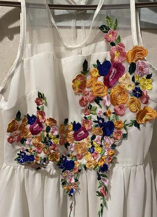 Біла сукня з вишивкою