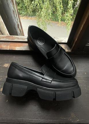 Чорні шкіряні лофери ambruchi на масивній подошві