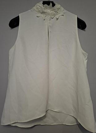 Нежная блуза с кружевным воротником