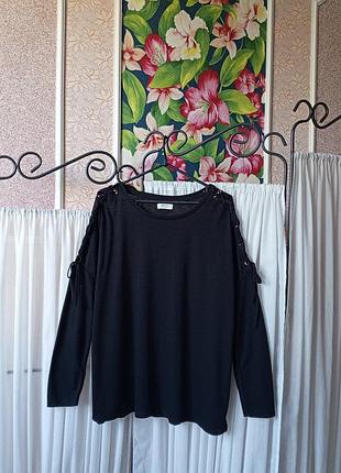 Стильна чорна кофта з шнуровкою на плечі papaya.