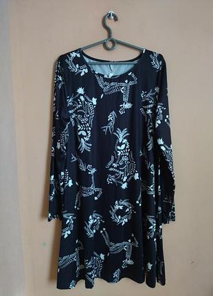 Женское черное платье в принт