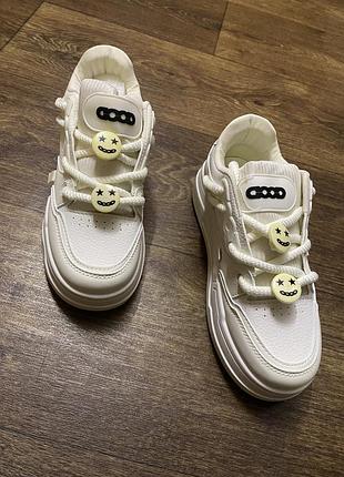Кросівки жіночі біленьки, новенькі