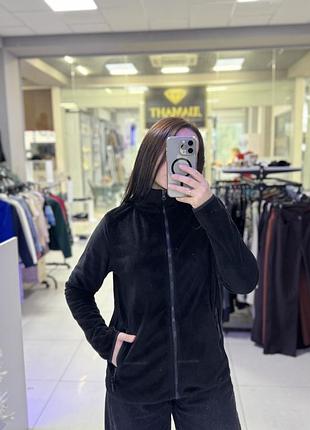 Чорна флісова куртка з високим коміром