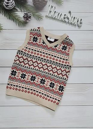 Новогодняя вязаная жилетка с орнаментом для мальчика