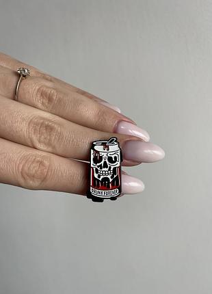 Пін значок металевий брошка череп “drink forever” — пін значок у вигляді моторошного напою halloween хелловін геловін