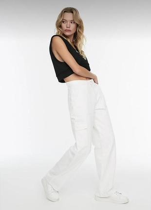 Білі джинси з високою талією та широкими штанинами з кишенями