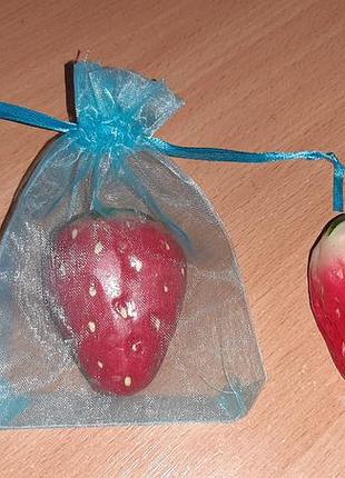 Свеча ароматизированная клубничка в подарочном пакете внимательно читайте условия пересылки!