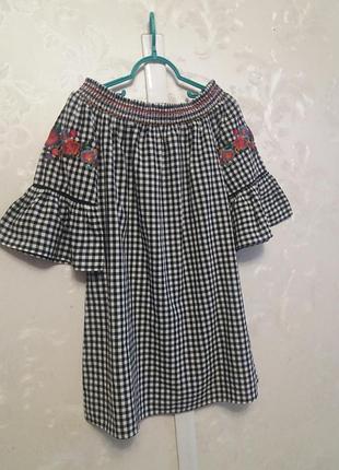 Бавовняне плаття в клітку з вишивкою і воланами на рукавах