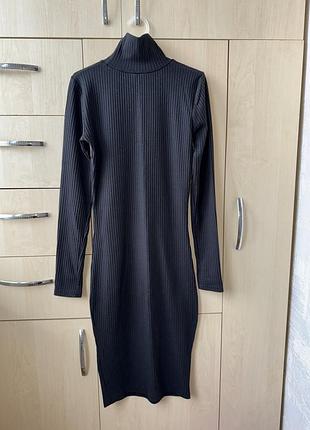 Чорна осіння сукня в рубчик