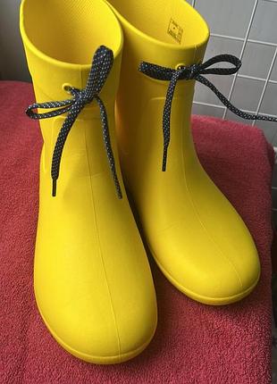 Яркие ботинки crocs w8