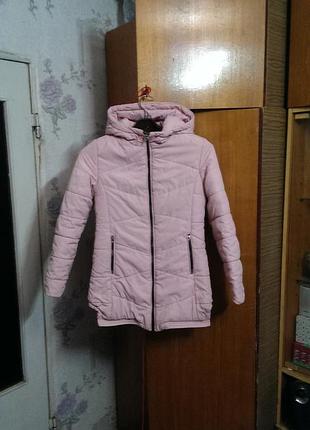 Тёплая розовая стеганая куртка с капюшоном  на девочку в идеальном состоянии
