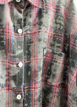 Сорочка сіро -рожева ,класно доповнює образи