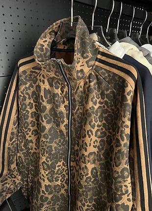 Жіноча кофта в леопардовому принті з лампасами