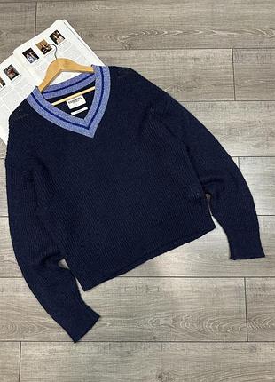 Стильний светр з v-подібним вирізом essentiel antwerp