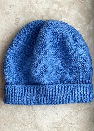 Класна вʼязана шапка з підворотом