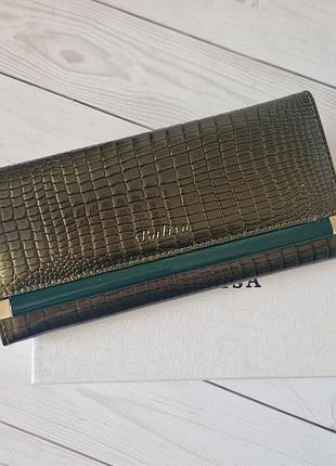 Женский кожаный кошелек зеленого цвета