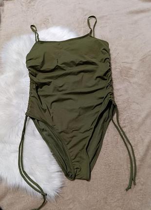 Слитный купальник новый с чашками хаки