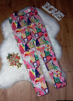Качественные спортивные штаны next с ярким новогодним принтом на 13 лет