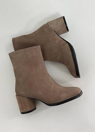 Стильные женские замшевые ботильоны с анатомическим мысом