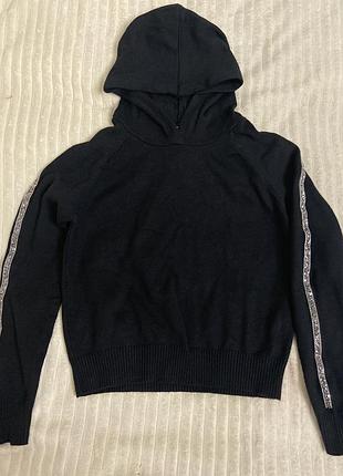 Кофтинка для дівчинки.чорного кольору, трикотаж.на10~12 років..один раз була в використанні.тепла з ,капішоном, без замка  і ґудзиків рост 146~158