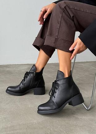 Чорні натуральні шкіряні демісезонні демі осінні класичні черевики ботильйони на шнурках середніх товстих підборах шкіра осінь