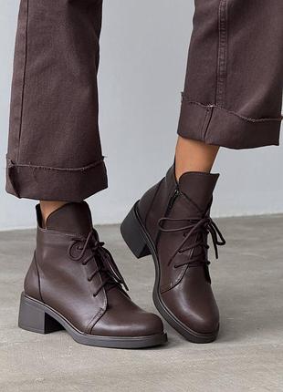 Коричневі шоколадні натуральні шкіряні демісезонні демі осінні класичні черевики ботильйони на шнурках середніх товстих підборах шкіра осінь шоколад
