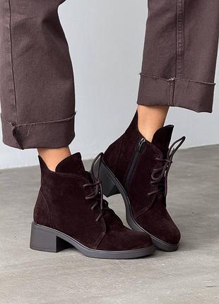 Коричневі шоколадні натуральні замшеві демісезонні демі осінні класичні черевики ботильйони на шнурках середніх товстих підборах замша осінь шоколад