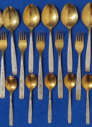 Набор позолоченных столовых приборов ложки, вилки будет ярким акцентом на вашем столе